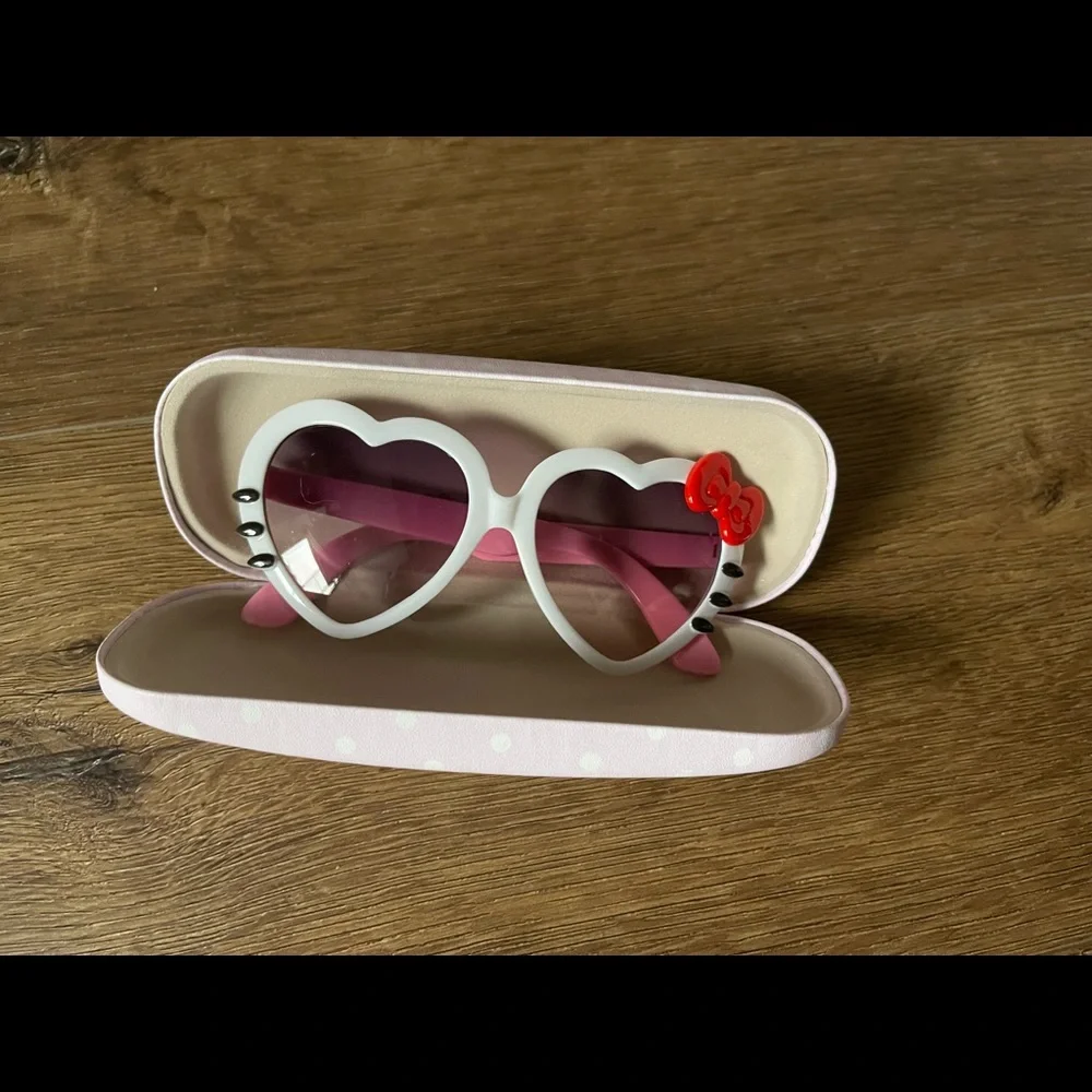 HELLO KITTY-NWT Children’s Sunglasses with Sanrio Case